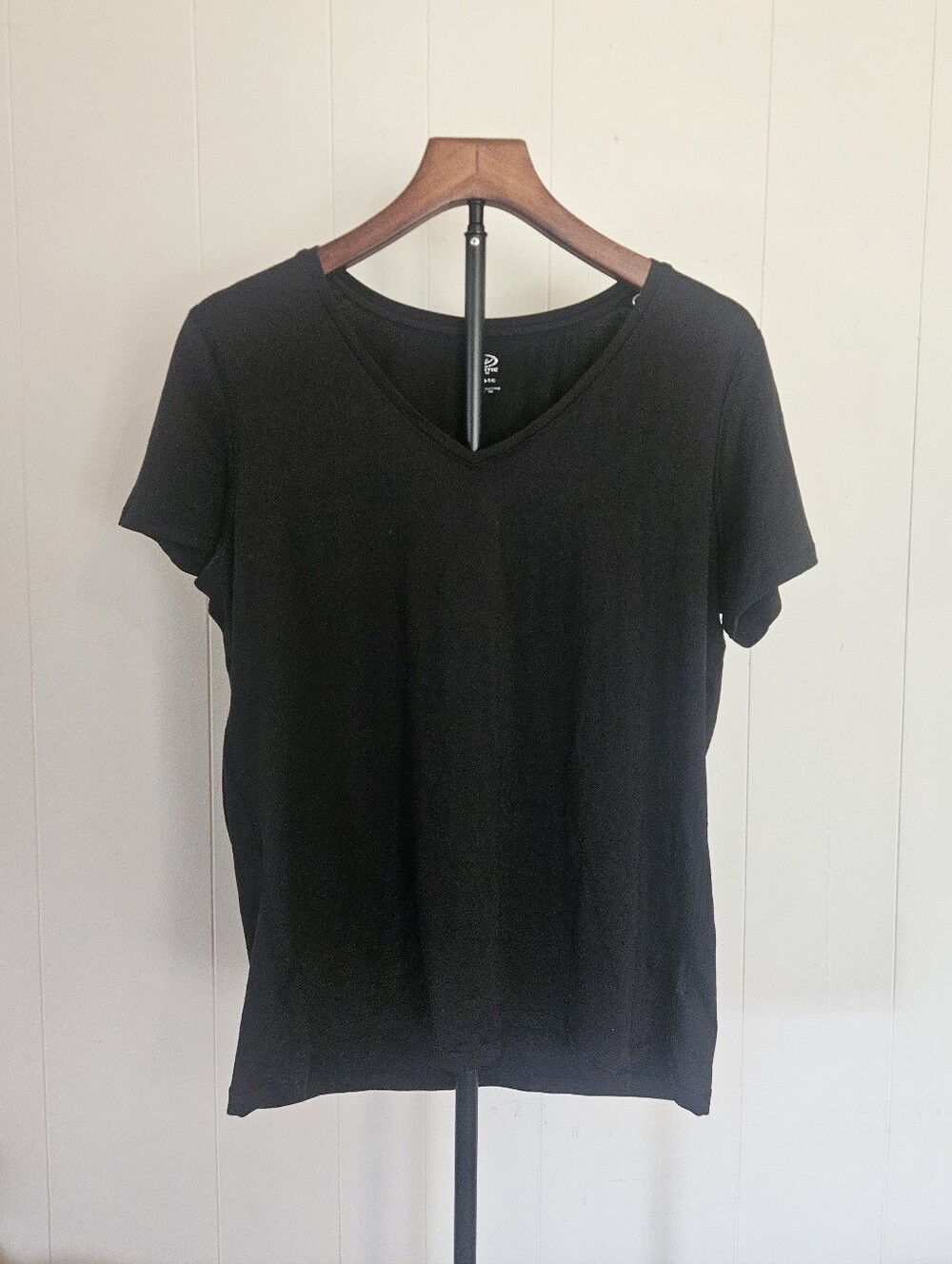 Athletic Works Black V-Neck Short Sleeve Tee Size Large